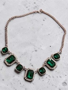 Elegant Emerald Green Crystal Statement Necklace